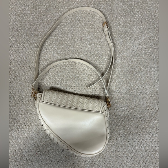 Urban Expressions Scout Woven Crossbody Bag | Cream Convertible Purse - Picture 4 of 6